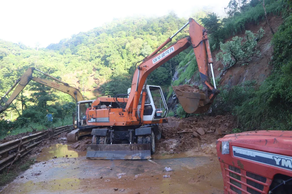 Sạt lở trên đèo Bảo Lộc, phương tiện ùn ứ kéo dài ảnh 1 Sạt lở trên đèo Bảo Lộc, phương tiện ùn ứ kéo dài ảnh 1