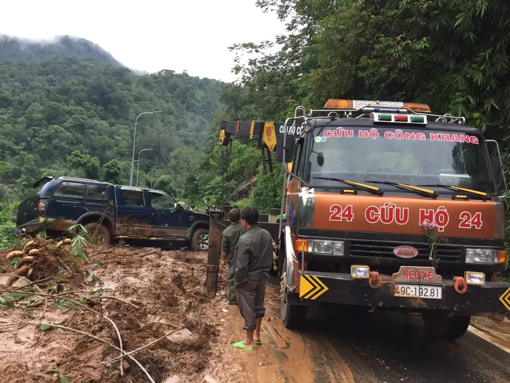 Sạt lở đèo Bảo Lộc, giao thông tê liệt ảnh 1 Sạt lở đèo Bảo Lộc, giao thông tê liệt ảnh 1