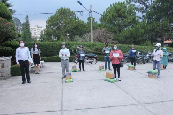 Nhiều địa phương hỗ trợ người bán vé số ảnh 1