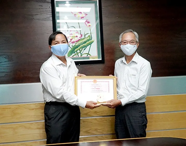 Lan toả tấm lòng thơm thảo, hàng trăm phần quà hỗ trợ người dân gặp khó khăn trong mùa dịch ảnh 4