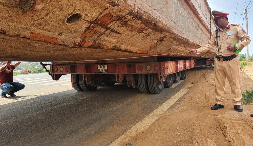 Xe chở thuyền dài 28m lên đèo Bảo Lộc bị phạt hơn 90 triệu đồng ảnh 1 Xe chở thuyền dài 28m lên đèo Bảo Lộc bị phạt hơn 90 triệu đồng ảnh 1
