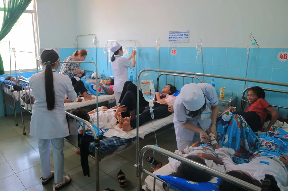 135 học sinh nhập viện sau khi ăn bánh mì tại trường học ảnh 1 135 học sinh nhập viện sau khi ăn bánh mì tại trường học ảnh 1