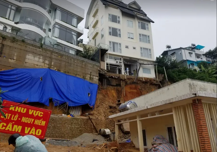 Đà Lạt: Mưa lớn khiến nhiều cây đổ, sạt lở đất gây ách tắc đèo Prenn ảnh 1