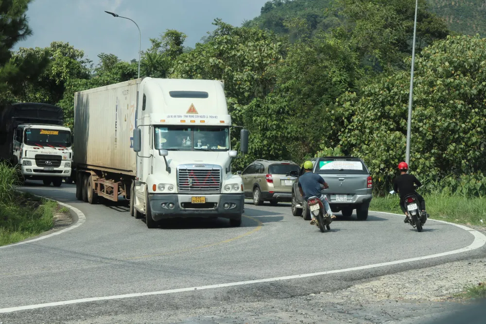 Phương tiện nối đuôi nhau vi phạm trên đèo Bảo Lộc ảnh 2