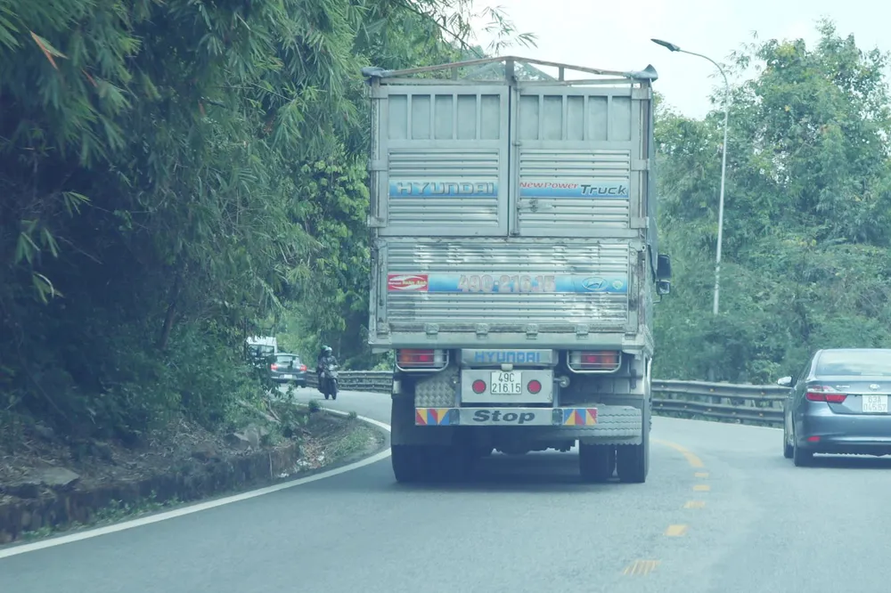 Phương tiện nối đuôi nhau vi phạm trên đèo Bảo Lộc ảnh 5