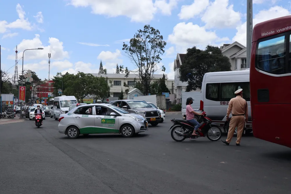 Đà Lạt nườm nượp khách, nhiều người không đeo khẩu trang khi ra đường ảnh 3 Đà Lạt nườm nượp khách, nhiều người không đeo khẩu trang khi ra đường ảnh 3