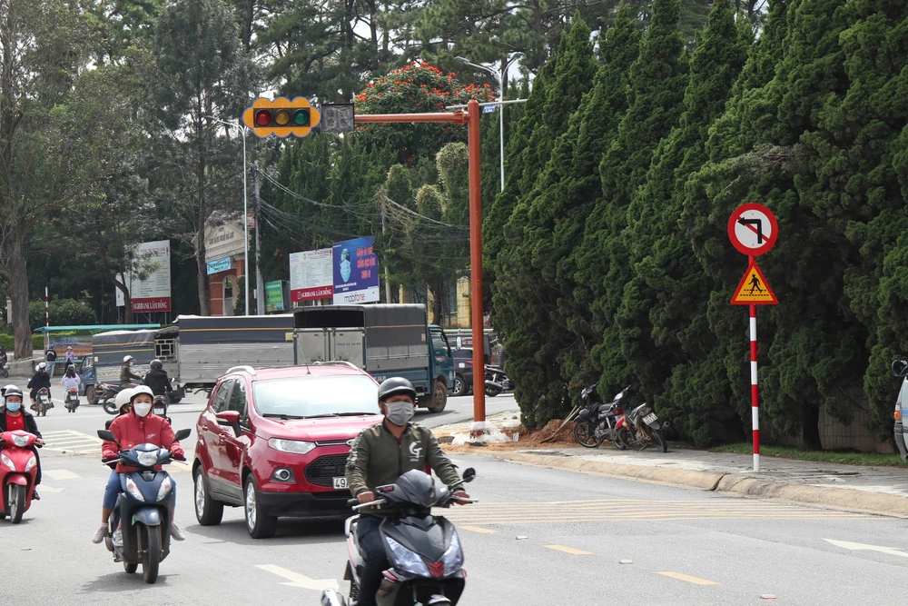Đà Lạt bắt đầu lắp đèn xanh, đèn đỏ ảnh 1 Đà Lạt bắt đầu lắp đèn xanh, đèn đỏ ảnh 1
