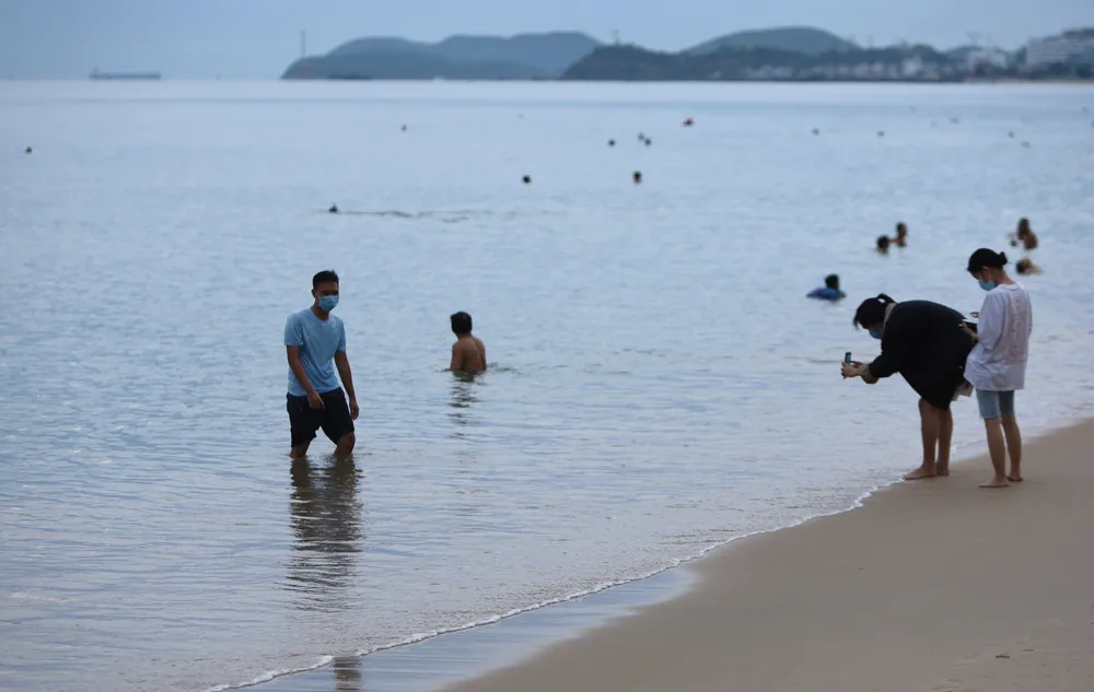  Người dân Nha Trang tắm biển trở lại ảnh 5