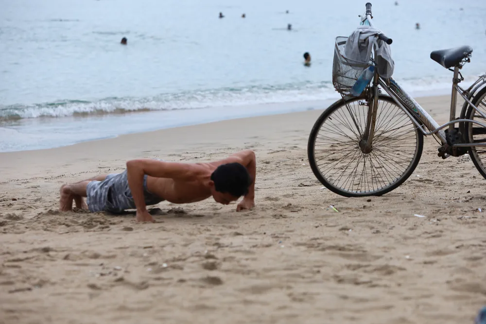  Người dân Nha Trang tắm biển trở lại ảnh 7