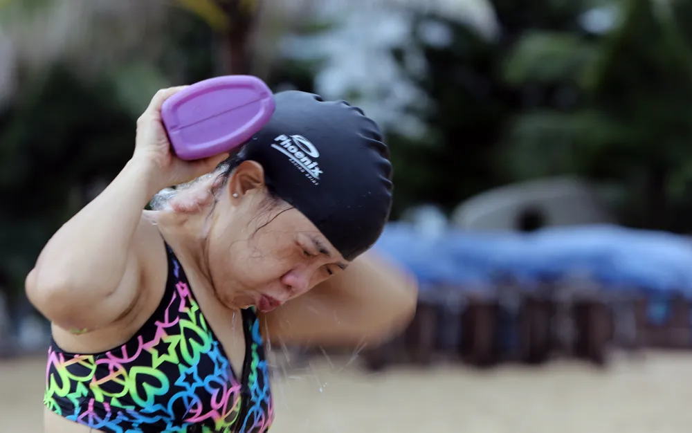  Người dân Nha Trang tắm biển trở lại ảnh 9