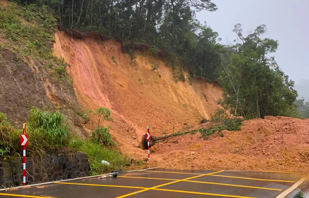 Quốc lộ 27C sạt lở, giao thông Đà Lạt – Nha Trang chia cắt nhiều giờ ảnh 1 Quốc lộ 27C sạt lở, giao thông Đà Lạt – Nha Trang chia cắt nhiều giờ ảnh 1