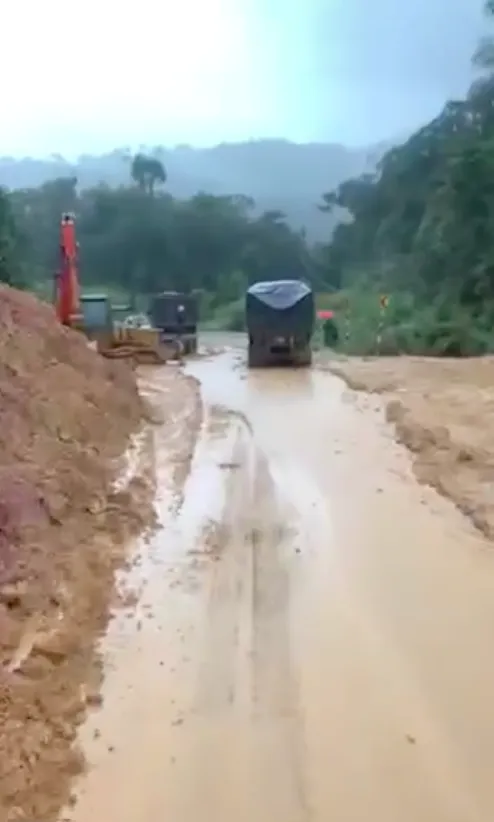 Quốc lộ 27C sạt lở, giao thông Đà Lạt – Nha Trang chia cắt nhiều giờ ảnh 3 Quốc lộ 27C sạt lở, giao thông Đà Lạt – Nha Trang chia cắt nhiều giờ ảnh 3