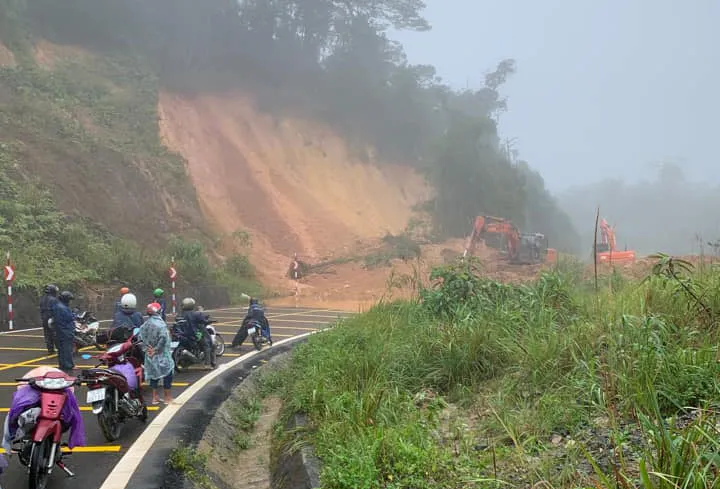 Quốc lộ 27C sạt lở, giao thông Đà Lạt – Nha Trang chia cắt nhiều giờ ảnh 2 Quốc lộ 27C sạt lở, giao thông Đà Lạt – Nha Trang chia cắt nhiều giờ ảnh 2