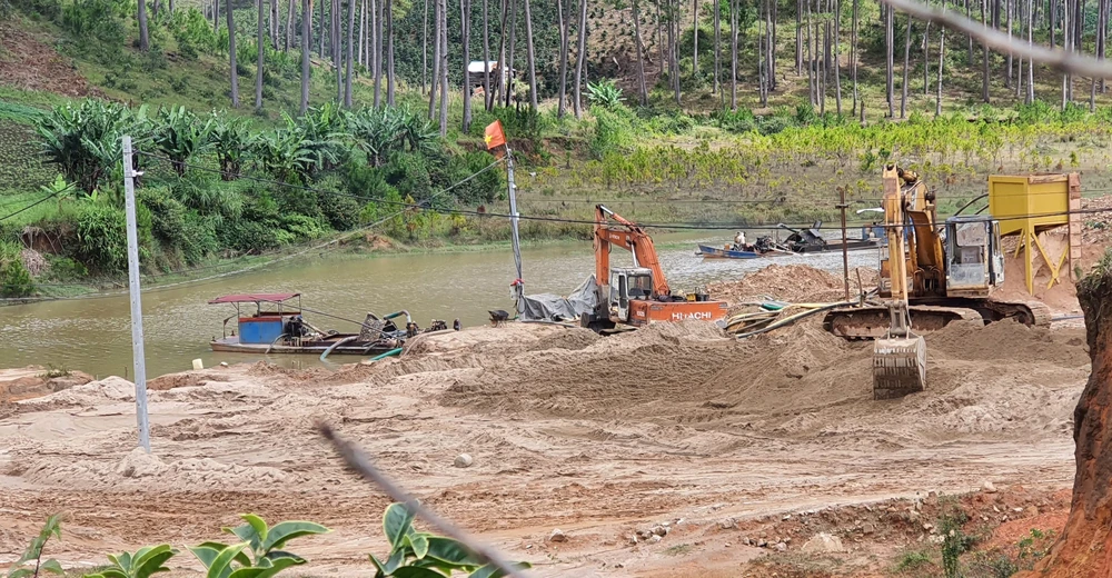 Sau phản ánh của Báo SGGP: Đình chỉ khai thác cát, thanh tra toàn diện khu vực liên quan 