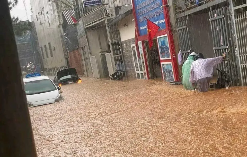 Đà Lạt: Nhiều tuyến phố ngập nặng sau mưa lớn ảnh 1