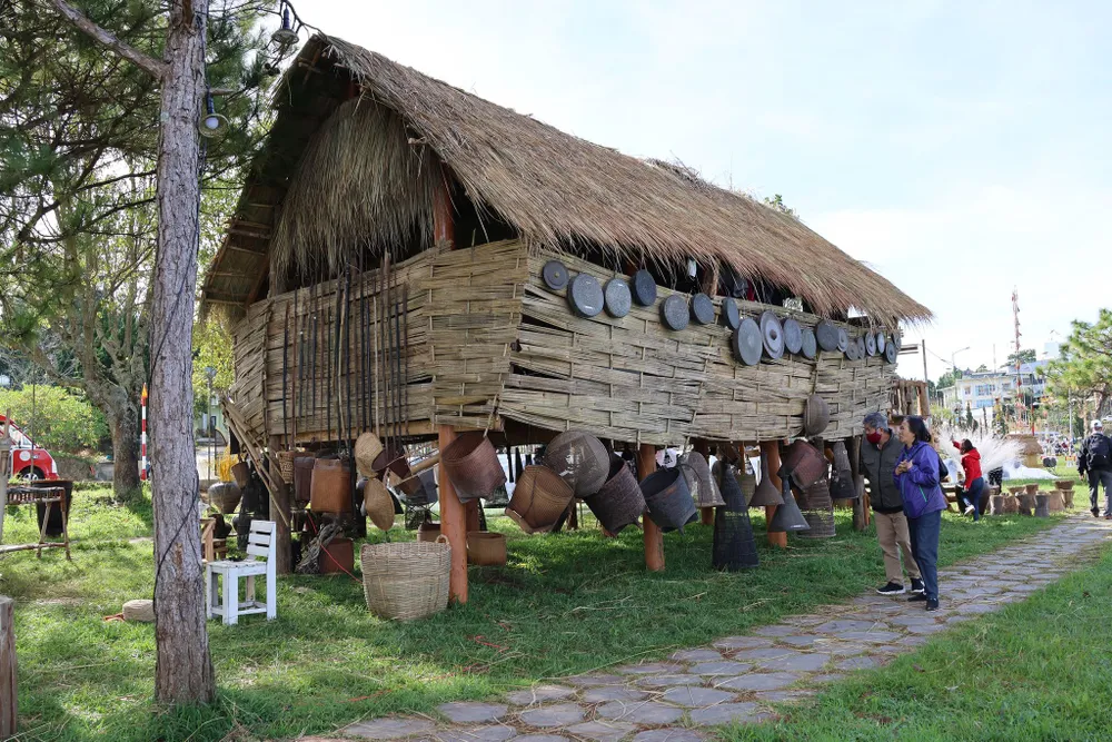 Thưởng lãm không gian văn hoá Tây Nguyên bên hồ Xuân Hương – Đà Lạt ảnh 8