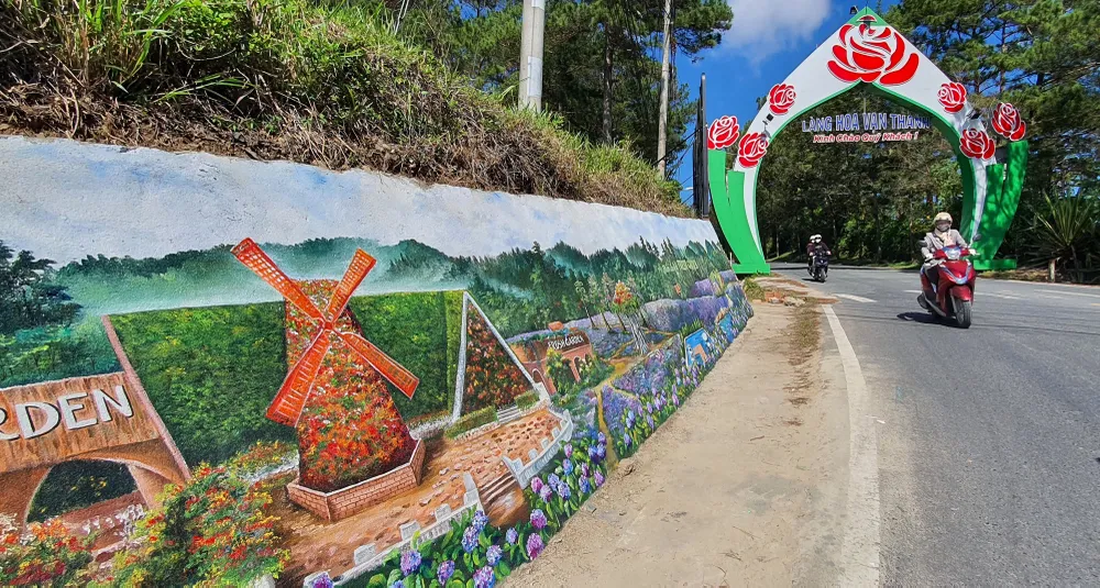 Loạt tranh trên bờ taluy tô điểm Đà Lạt ảnh 2 Loạt tranh trên bờ taluy tô điểm Đà Lạt ảnh 2