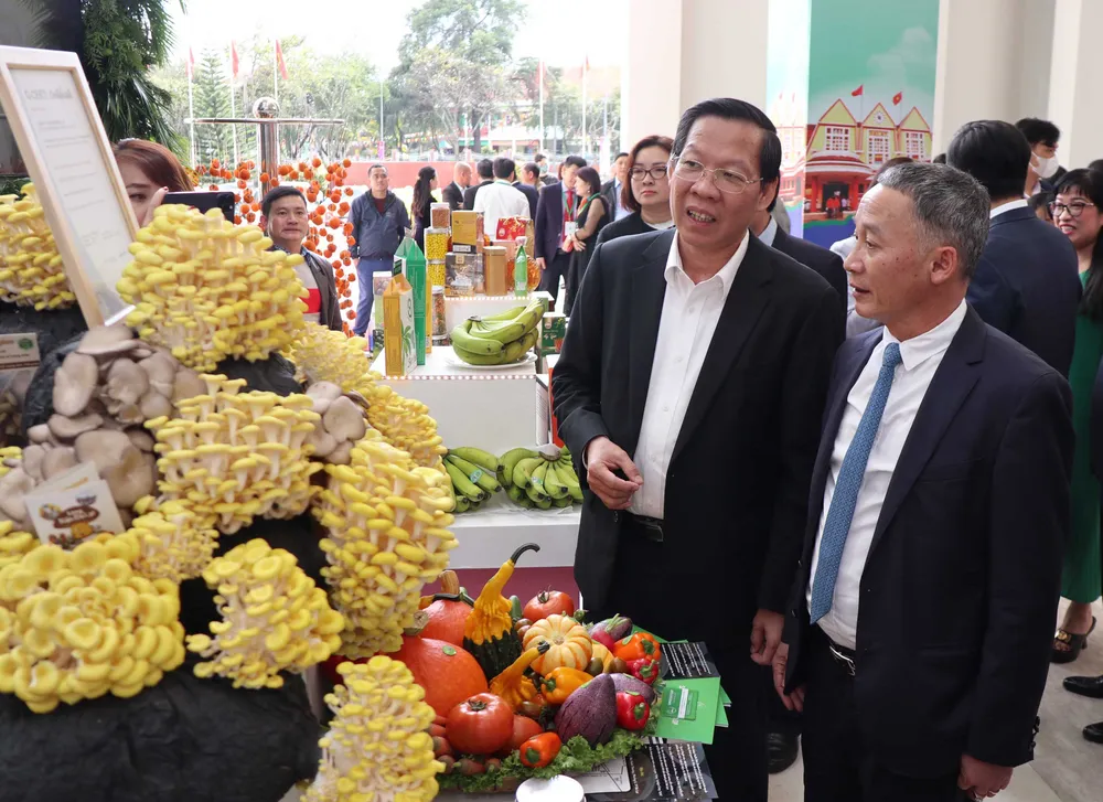 Chủ tịch UBND TPHCM Phan Văn Mãi tham quan gian hàng triển lãm của các địa phương tại hội nghị. Ảnh: ĐOÀN KIÊN