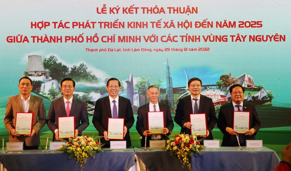 Lãnh đạo TPHCM và các tỉnh vùng Tây Nguyên ký kết thoả thuận hợp tác phát triển kinh tế - xã hội giữa TPHCM với các tỉnh vùng Tây Nguyên đến năm 2025. Ảnh: ĐOÀN KIÊN