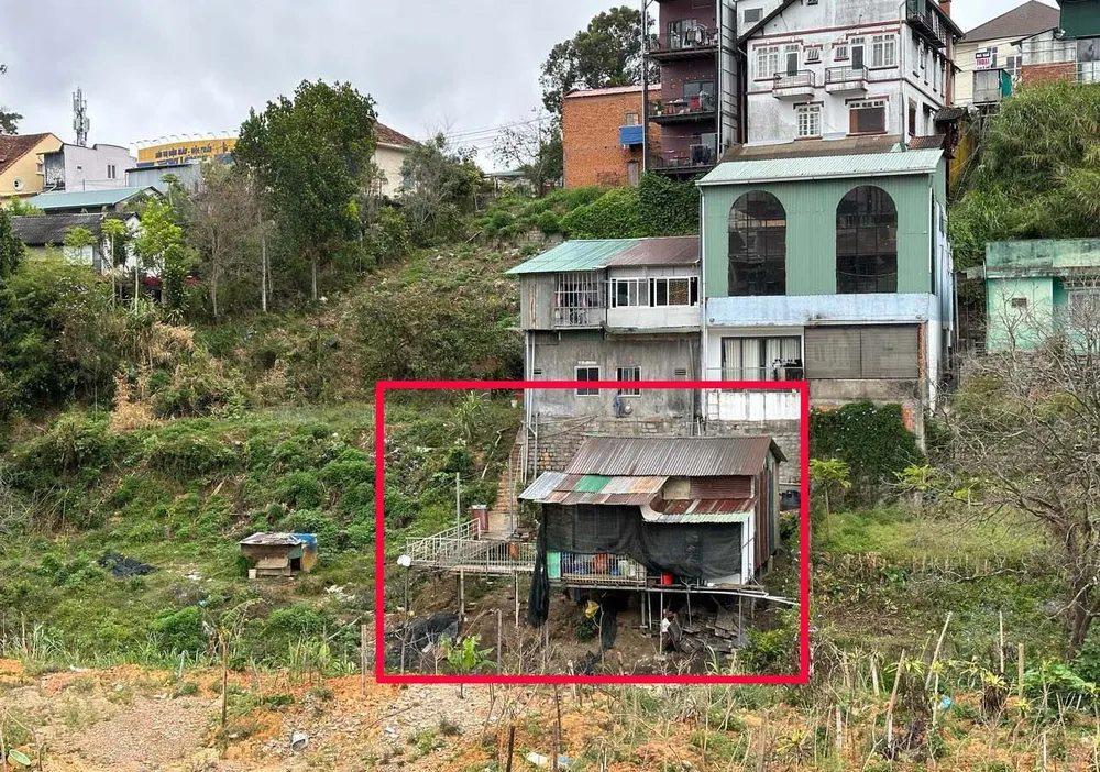 Năm 2009, Sở TNMT tỉnh Lâm Đồng tiến hành đo vẽ và cấp đổi giấy chứng nhận quyền trên lô đất không thể hiện phần công trình nhà (khung đỏ), nhưng hiện UBND phường 3, TP Đà Lạt chưa xác định được căn nhà dựng khi nào?!