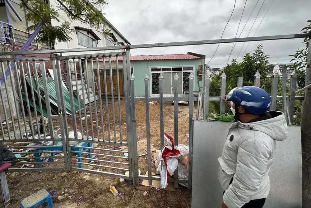 Dù có đầy đủ giấy tờ pháp lý nhưng người của Công ty Đồng Xanh không thể vào bên trong do cửa đã bị thay khóa, nhà bị chiếm dụng