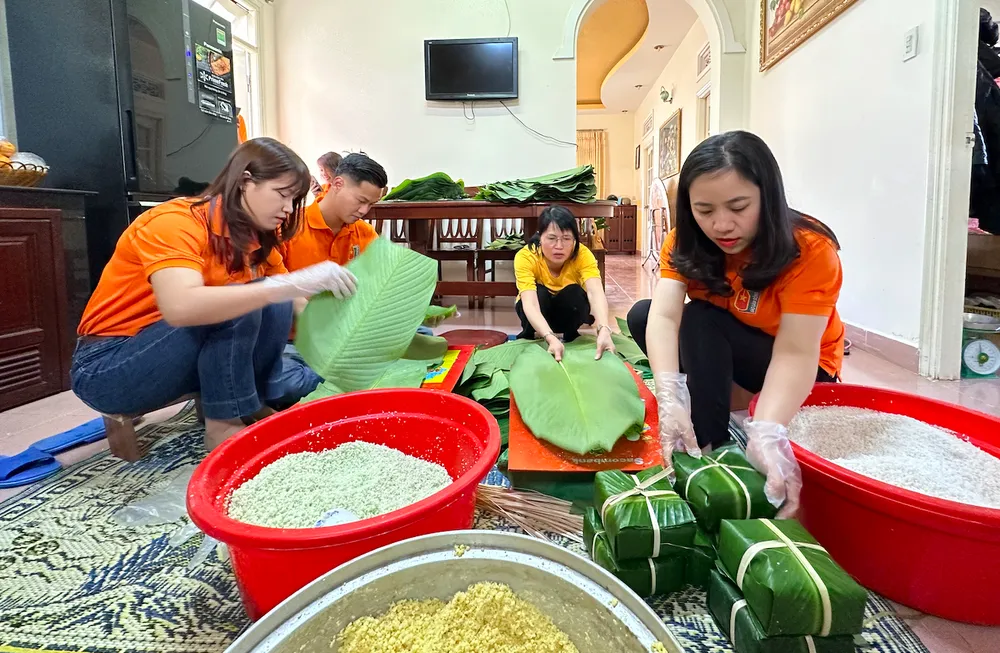 Thành viên Báo SGGP và Báo Lâm Đồng chung tay gói bánh trao tặng các hộ dân có hoàn cảnh khó khăn trên địa bàn tỉnh Lâm Đồng