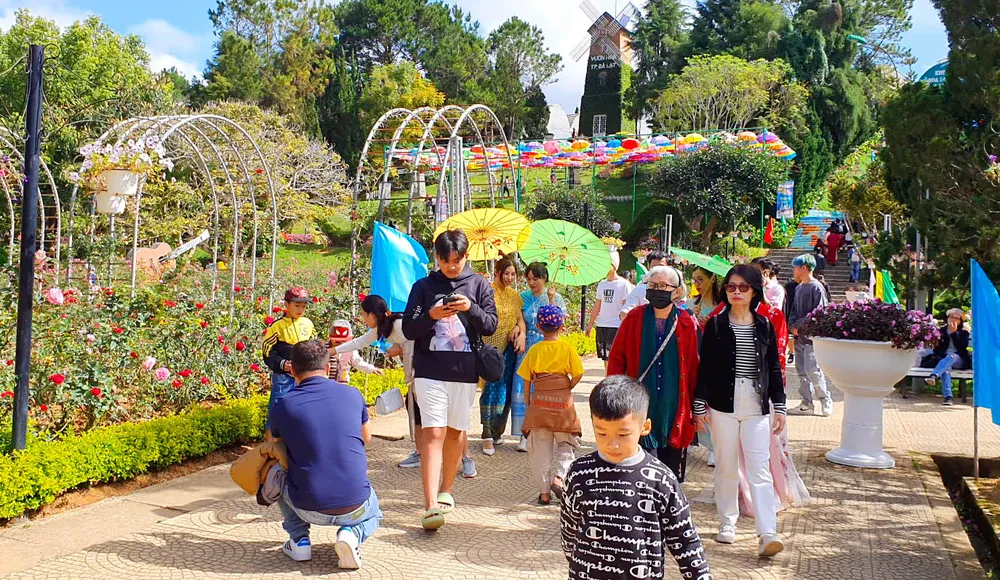 Du khách tham quan tại Vườn hoa TP Đà Lạt Du khách tham quan tại Vườn hoa TP Đà Lạt