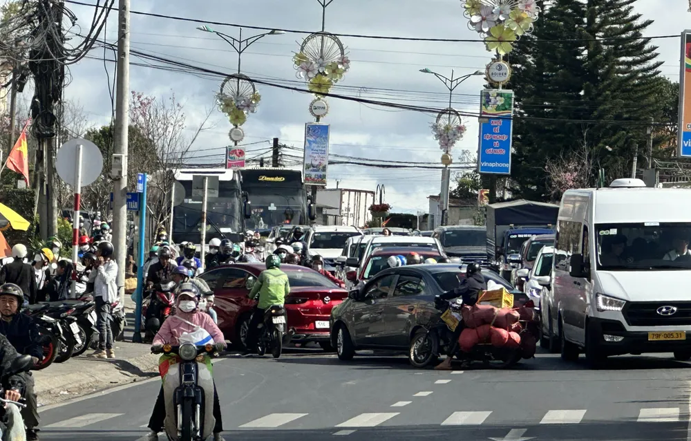 Xe máy, ô tô lách qua nhau tại điểm giao cắt đầu đường Đặng Thái Thân, TP Đà Lạt Xe máy, ô tô lách qua nhau tại điểm giao cắt đầu đường Đặng Thái Thân, TP Đà Lạt