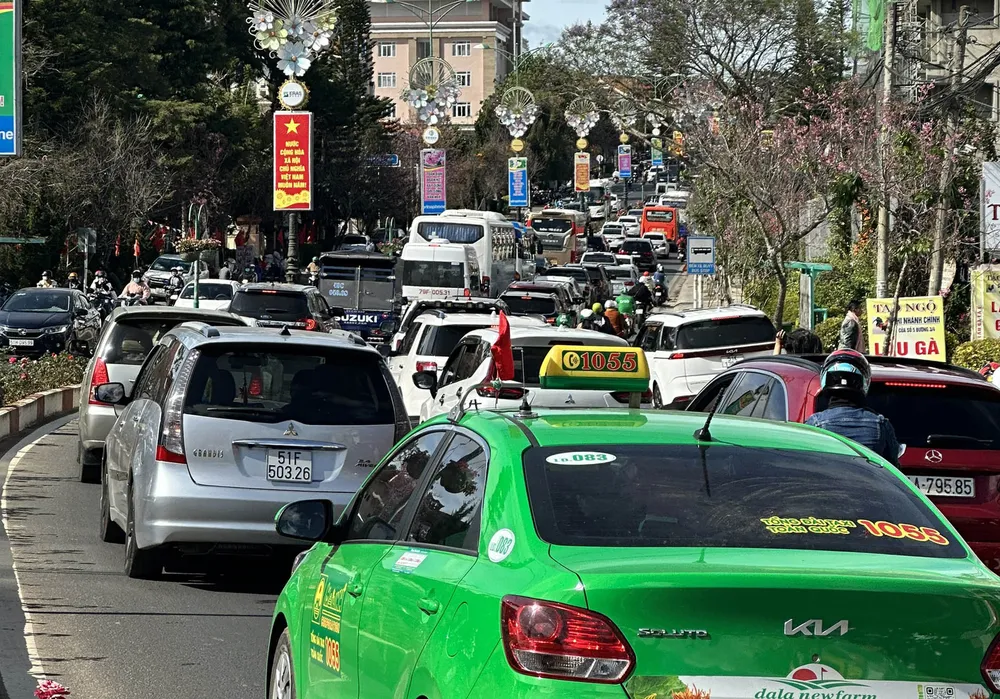 Đường Ba Tháng Tư nườm nượp phương tiện trong chiều 25-1 Đường Ba Tháng Tư nườm nượp phương tiện trong chiều 25-1