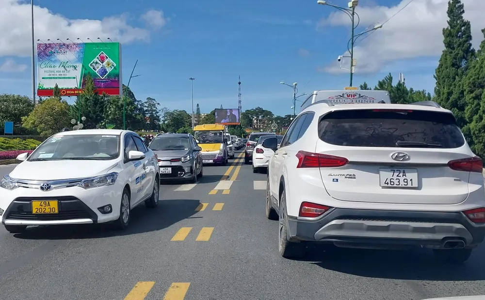 Khu vực ven hồ Xuân Hương các phương tiện di chuyển chậm, mất khá nhiều thời gian Khu vực ven hồ Xuân Hương các phương tiện di chuyển chậm, mất khá nhiều thời gian