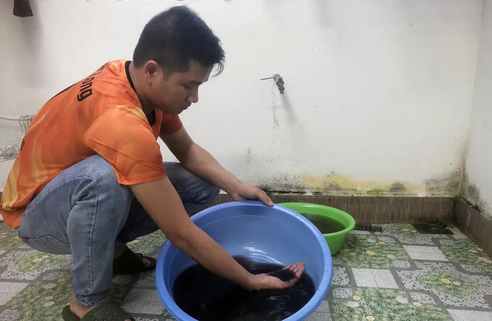 Nước được xả từ hệ thống cấp nước sinh hoạt có màu đen, mùi tanh Nước được xả từ hệ thống cấp nước sinh hoạt có màu đen, mùi tanh