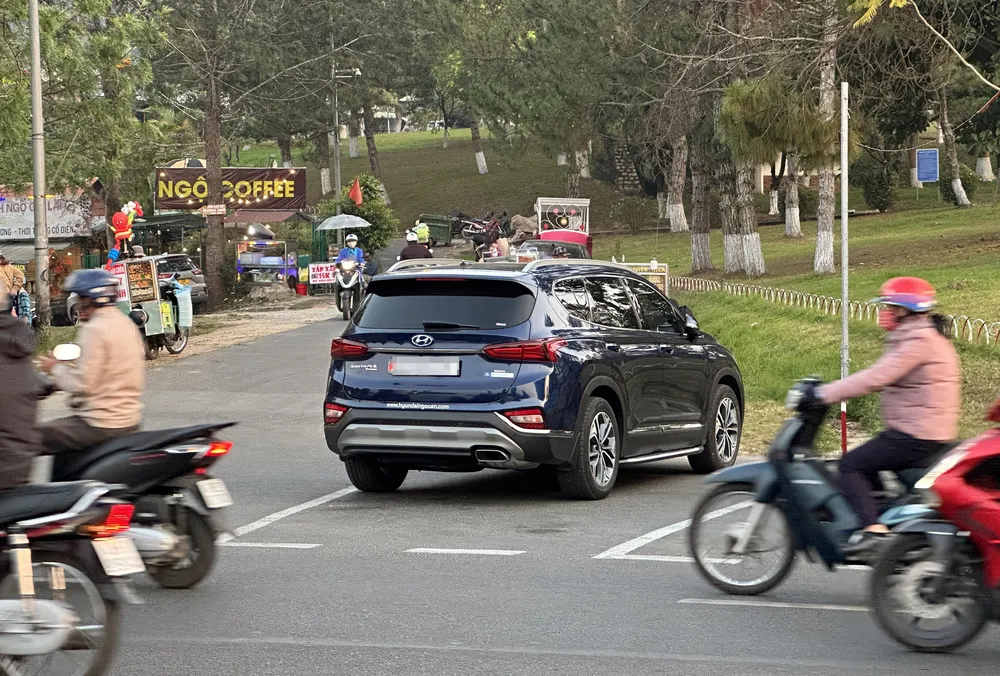 Vạch kẻ đậu xe tại bãi trước Công viên Yersin lấn hẳn ra lòng đường gây cản trở lưu thông. Ảnh: ĐOÀN KIÊN