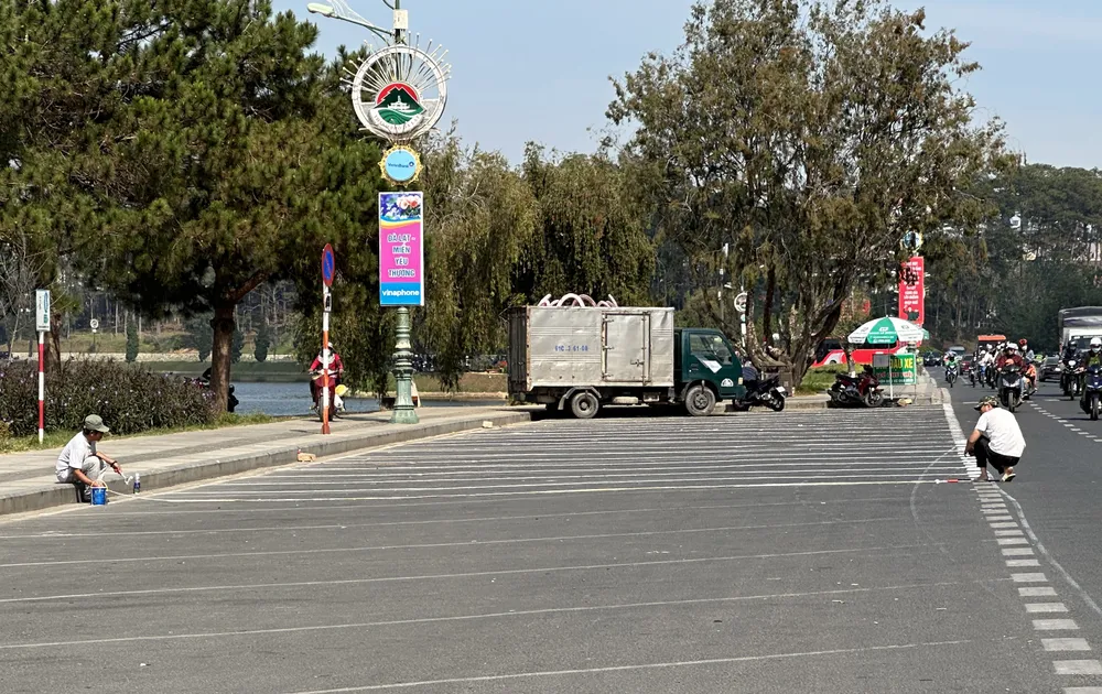 Các địa điểm giữ xe tự vẽ lại vạch kẻ đường cho các xe đậu đỗ tại bãi. Ảnh: ĐOÀN KIÊN