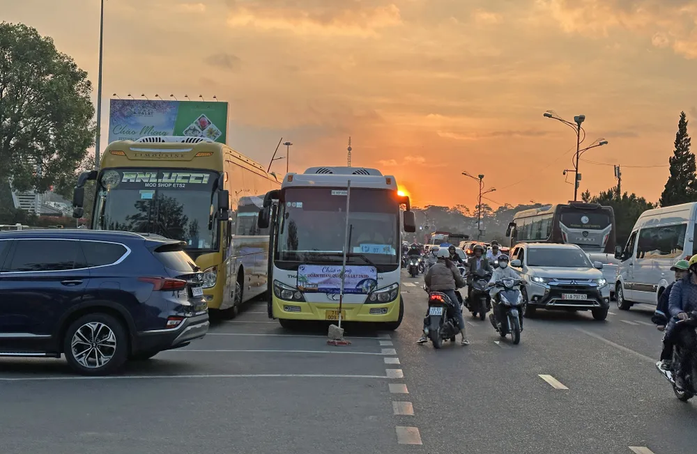 Bãi giữ xe &quot;bịt&quot; hoàn toàn lối lên Công viên Yersin. Ảnh: ĐOÀN KIÊN