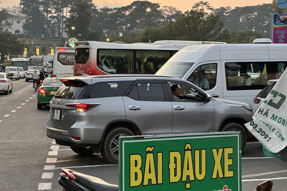 Bãi giữ xe nằm đối diện quảng trường Lâm Viên - Đà Lạt. Ảnh: ĐOÀN KIÊN