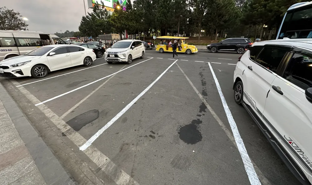 Vạch kẻ đường mới sau khi bãi xe vào thu phí. Ảnh: ĐOÀN KIÊN