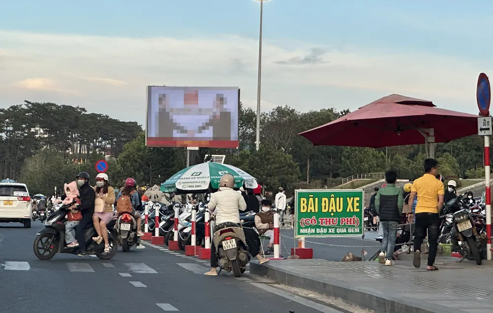 Bãi đậu xe có thu phí trước quảng trường Lâm Viên - Đà Lạt