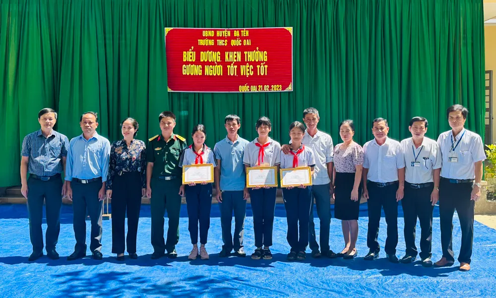 UBND huyện Đạ Tẻh tới thăm và tặng giấy khen đột xuất cho các em học sinh có hành động đẹp