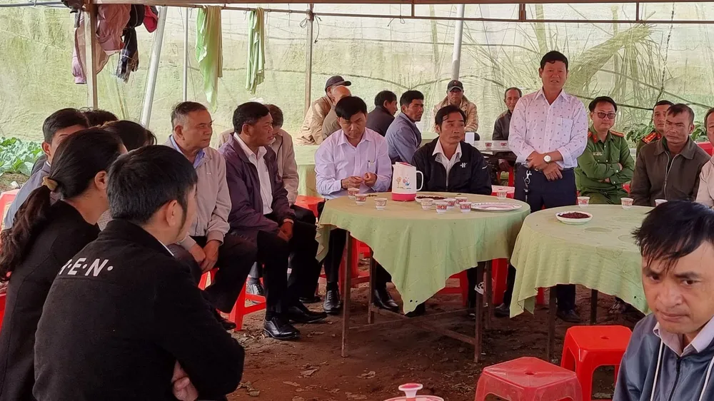 Chính quyền thị trấn Thạnh Mỹ đã đến thăm hỏi, động viên thân nhân gia đình có nạn nhân tử vong