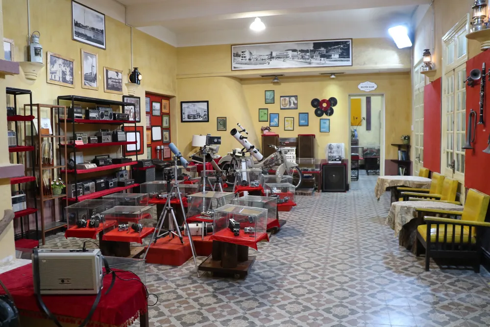 Một góc trưng bày kỷ vật Đà Lạt xưa tại Dinh Tỉnh trưởng Tuyên Đức (cũ), trong đó lưu giữ nhiều hiện vật của Nghệ sĩ nhiếp ảnh Đặng Văn Thông Một góc trưng bày kỷ vật Đà Lạt xưa tại Dinh Tỉnh trưởng Tuyên Đức (cũ), trong đó lưu giữ nhiều hiện vật của Nghệ sĩ nhiếp ảnh Đặng Văn Thông