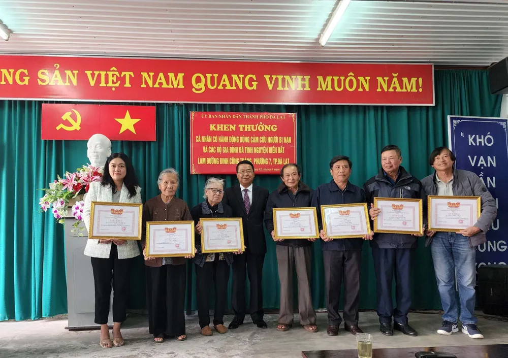 Ông Tôn Thiện San, Chủ tịch UBND TP Đà Lạt trao bằng khen cho các hộ dân tình nguyện hiến đất mở rộng đường Ông Tôn Thiện San, Chủ tịch UBND TP Đà Lạt trao bằng khen cho các hộ dân tình nguyện hiến đất mở rộng đường
