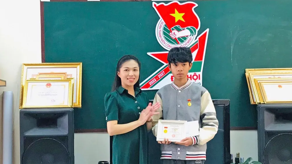 Chị Trần Diệp Mỹ Dung, Phó Bí thư Tỉnh Đoàn Lâm Đồng trao Huy hiệu Tuổi trẻ dũng cảm cho em Nguyễn Trung Hiếu Chị Trần Diệp Mỹ Dung, Phó Bí thư Tỉnh Đoàn Lâm Đồng trao Huy hiệu Tuổi trẻ dũng cảm cho em Nguyễn Trung Hiếu