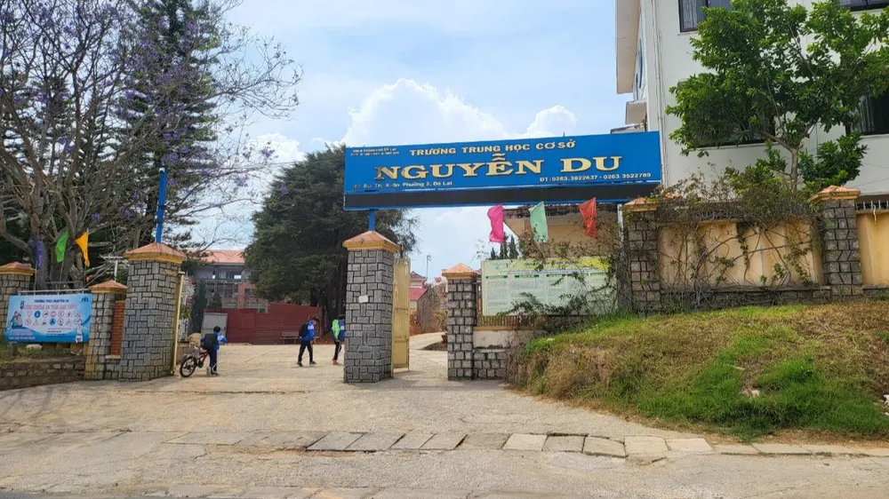 Khu vực nhóm người lạ phát bánh, nước ngọt Khu vực nhóm người lạ phát bánh, nước ngọt