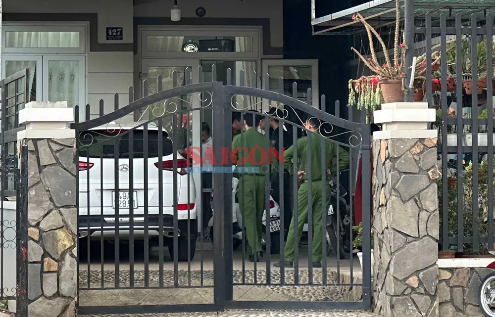 Cơ quan chức năng làm nhiệm vụ tại nhà ông Phan Hoàng Vũ chiều 6-4. Ảnh: Đ.K