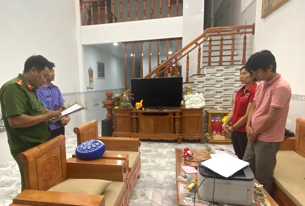 Công an đọc lệnh bắt Tạ Duy Phước. Ảnh: CA