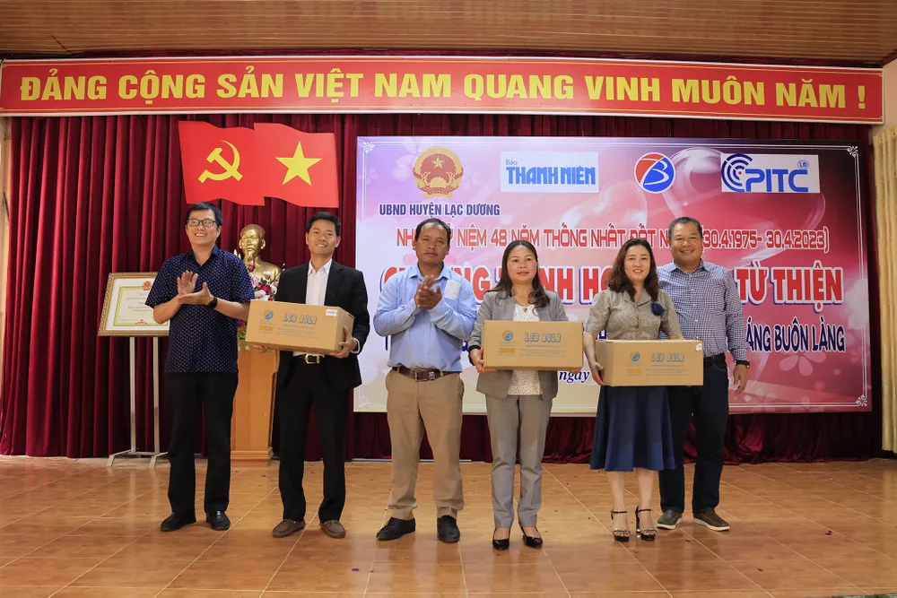 Ban tổ chức trao bóng đèn led cho các thôn, trường học tại xã Đạ Sar, huyện Lạc Dương Ban tổ chức trao bóng đèn led cho các thôn, trường học tại xã Đạ Sar, huyện Lạc Dương