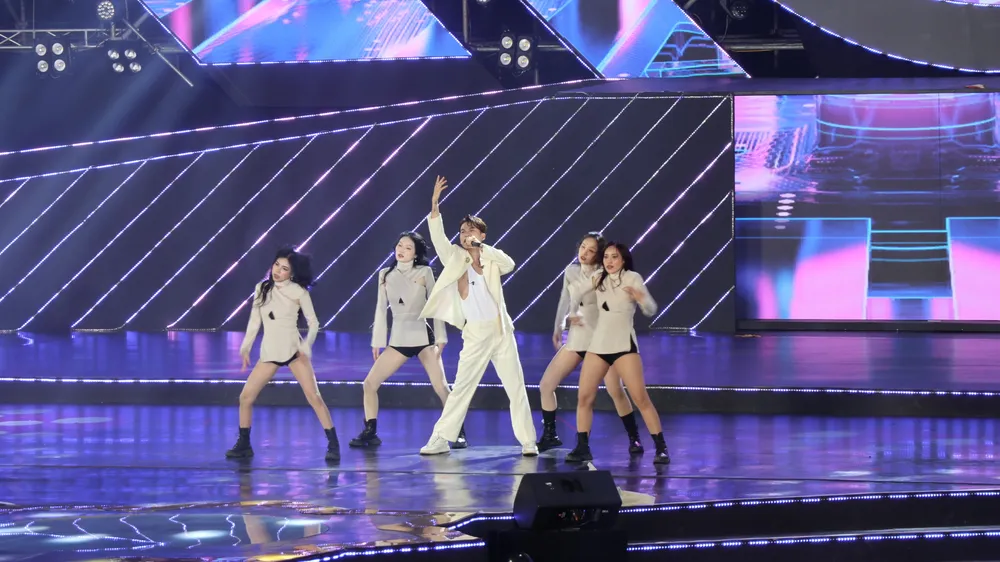 Tại lễ khai mạc, nhiều tiết mục của các ca sĩ, nhóm nhảy đã mang tới cho khán giả bữa tiệc âm nhạc và ánh sáng đầy màu sắc, rộn ràng