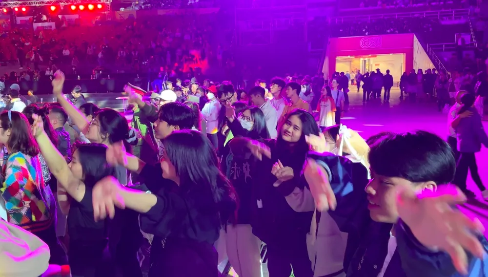 Khán giả say sưa cùng các tiết mục biểu diễn tại lễ khai mạc