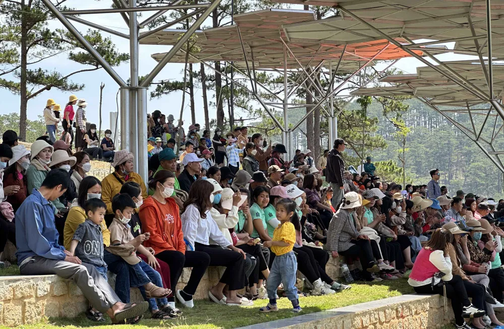 Giải năm nay diễn ra trùng thời điểm kỳ nghỉ lễ 30-4 và 1-5 nên thu hút đông đảo người dân và du khách theo dõi, cổ vũ. Ảnh: ĐOÀN KIÊN Giải năm nay diễn ra trùng thời điểm kỳ nghỉ lễ 30-4 và 1-5 nên thu hút đông đảo người dân và du khách theo dõi, cổ vũ. Ảnh: ĐOÀN KIÊN