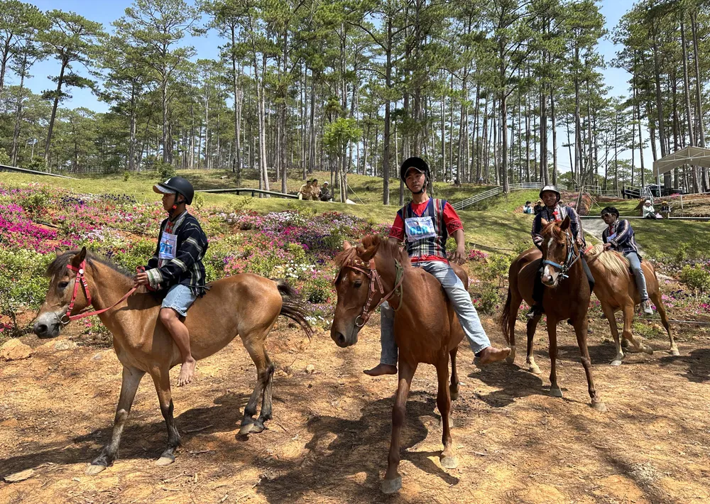 Những kỵ sĩ “chân đất” chuẩn bị trước khi vào giải đua. Ảnh: ĐOÀN KIÊN Những kỵ sĩ “chân đất” chuẩn bị trước khi vào giải đua. Ảnh: ĐOÀN KIÊN